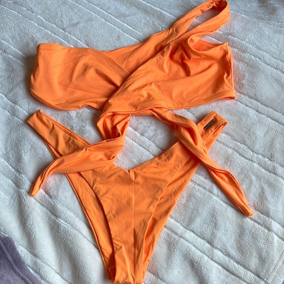 Blackbough bikini top unworn - Picture 2 of 2